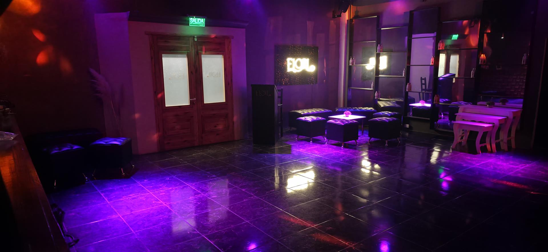 Salón Fiori con sectores de asientos e iluminación violeta