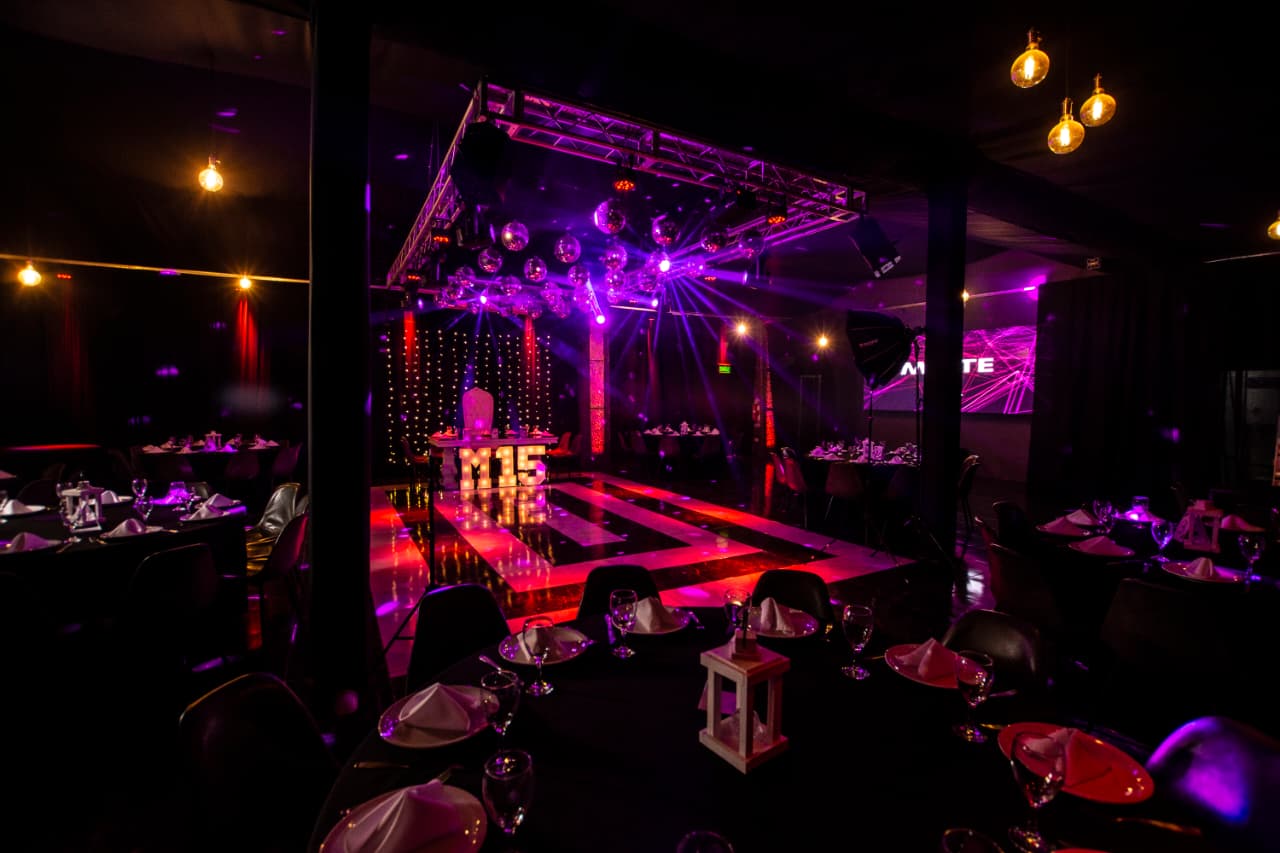 Salón preparado para una fiesta de quince con iluminación violeta