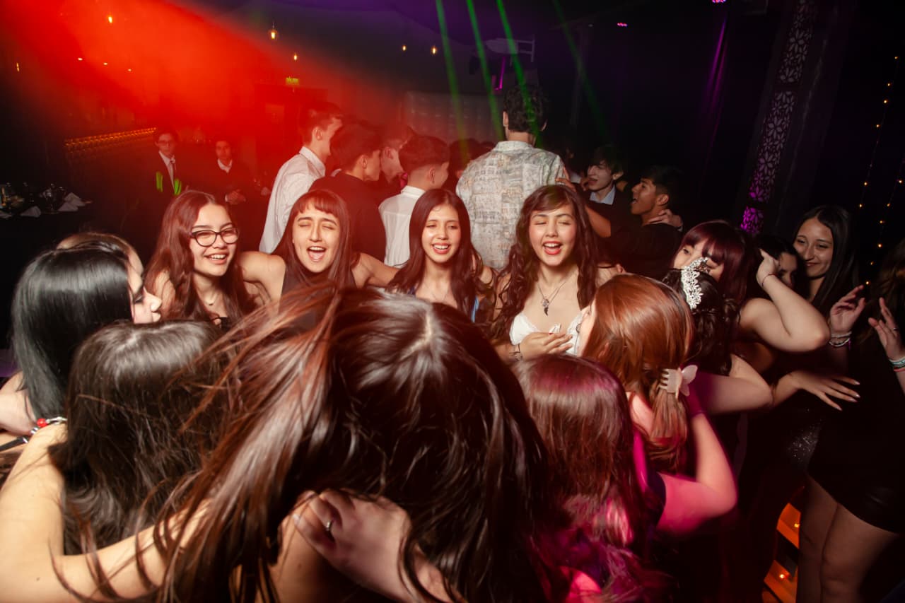 Invitados bailando durante la celebración