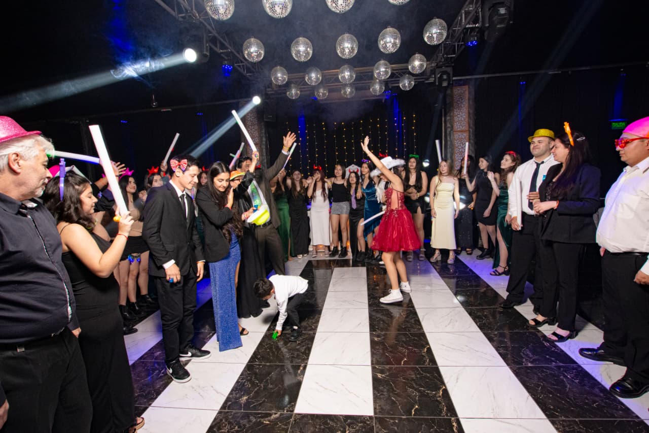 Grupo de invitados celebrando en la pista