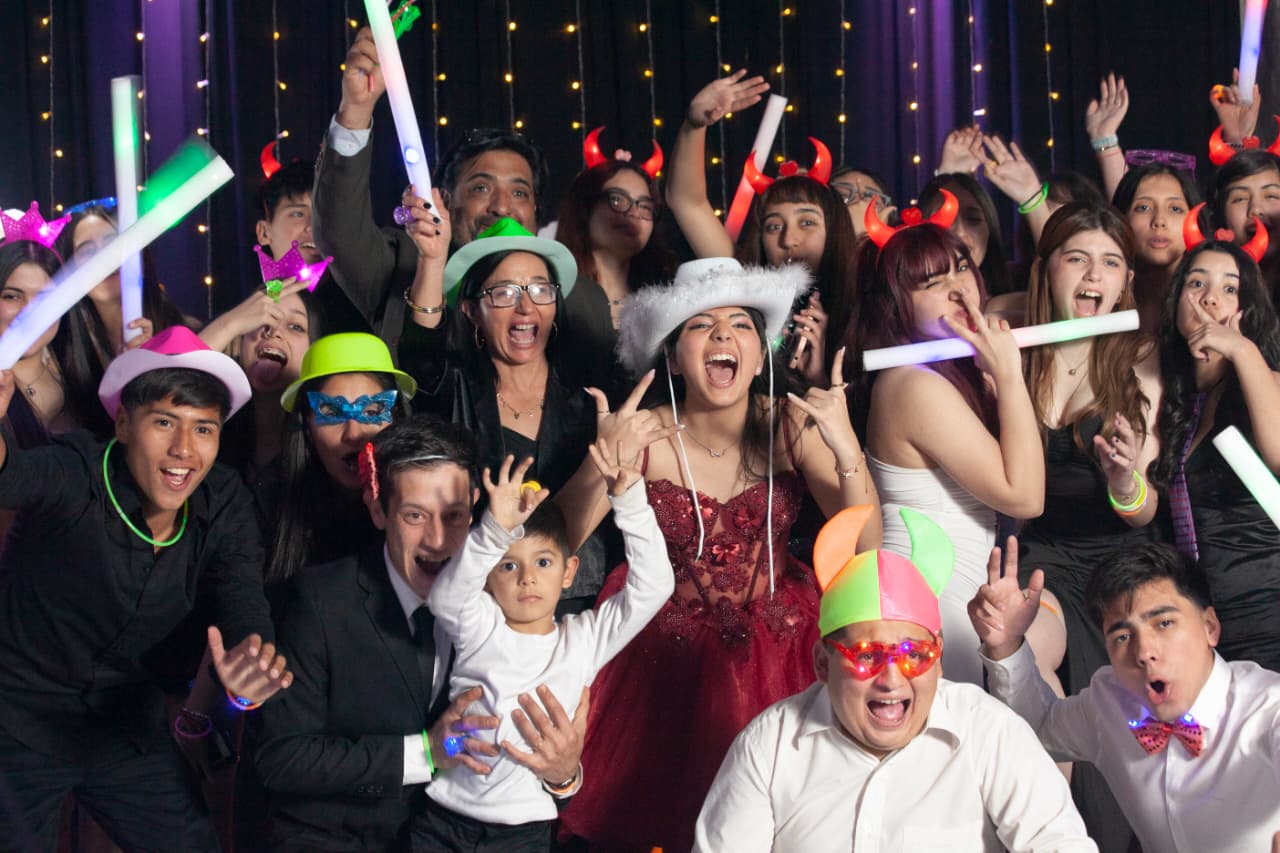 Foto grupal con accesorios de fiesta