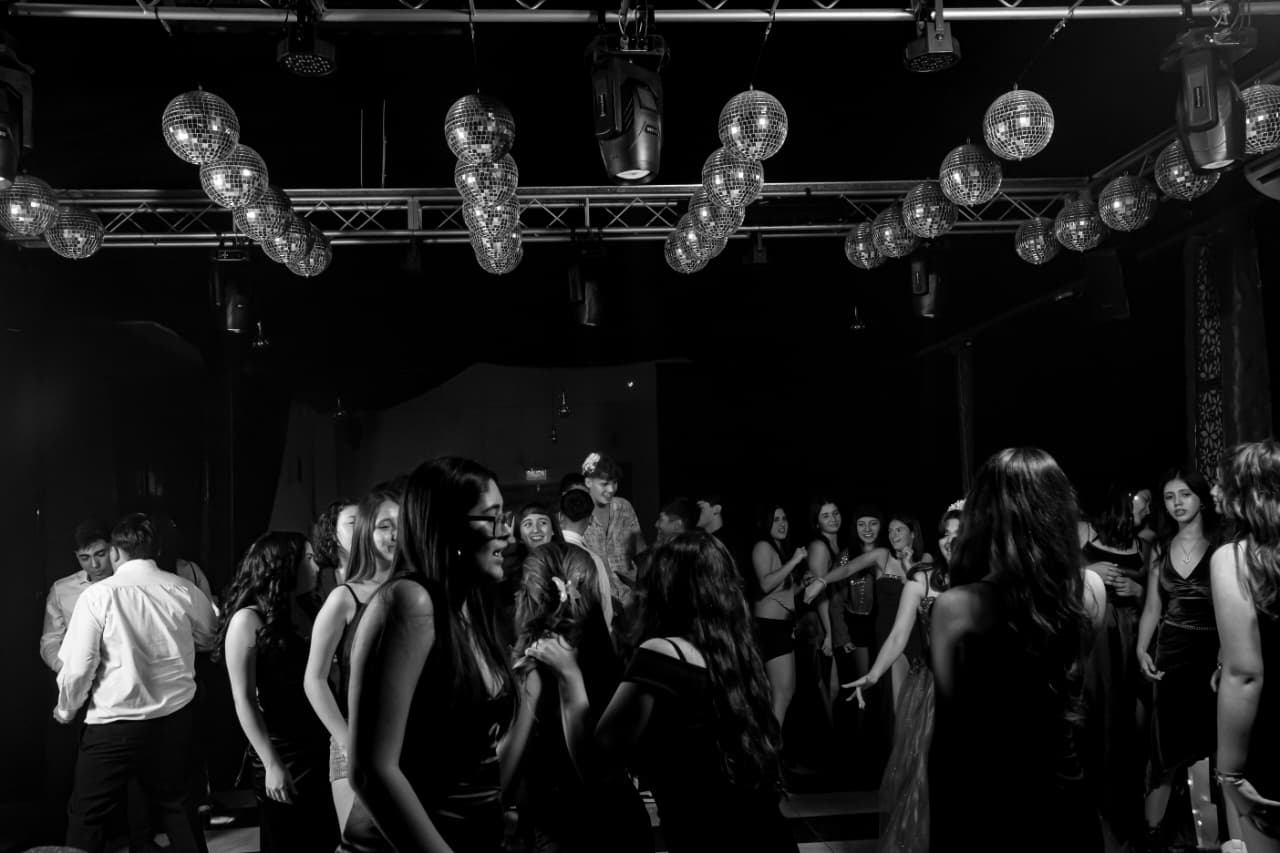 Invitados en la pista en una fotografía en blanco y negro