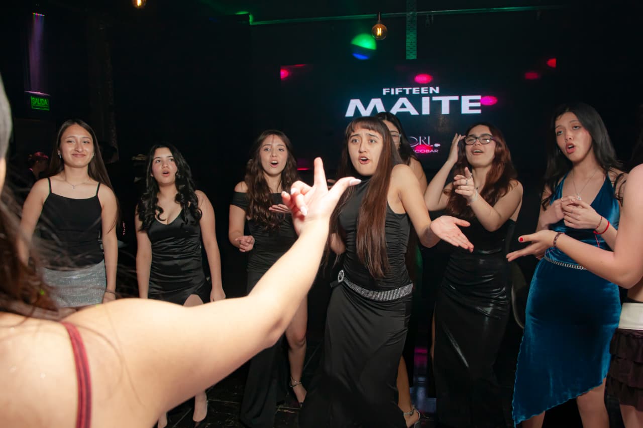 Grupo cantando y bailando durante la fiesta