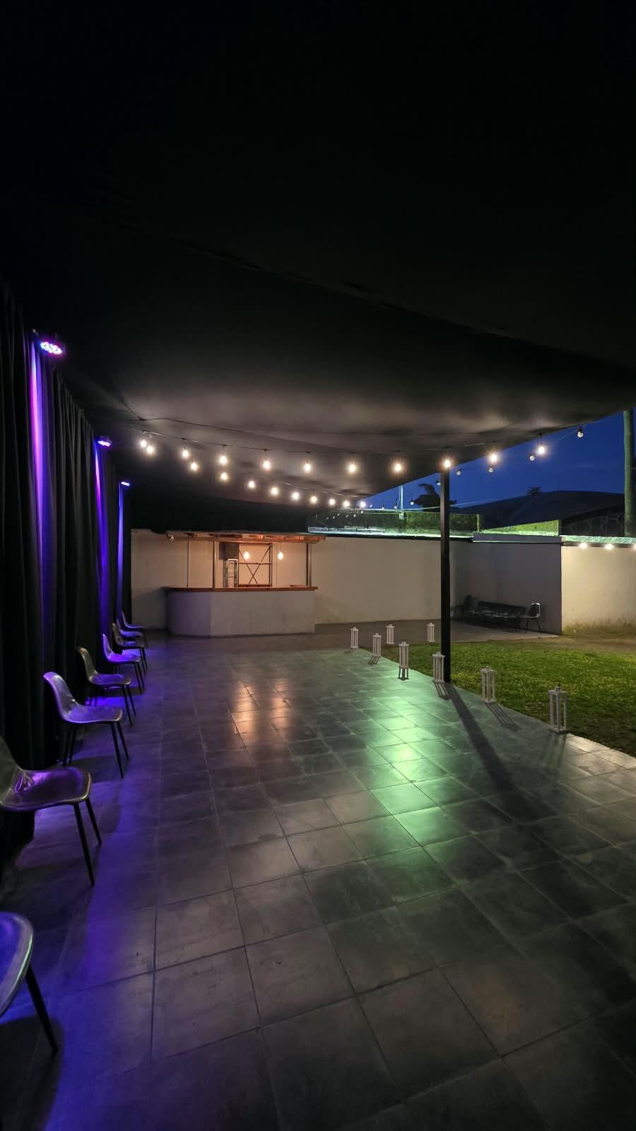 Galería exterior y jardín con guirnalda de luces