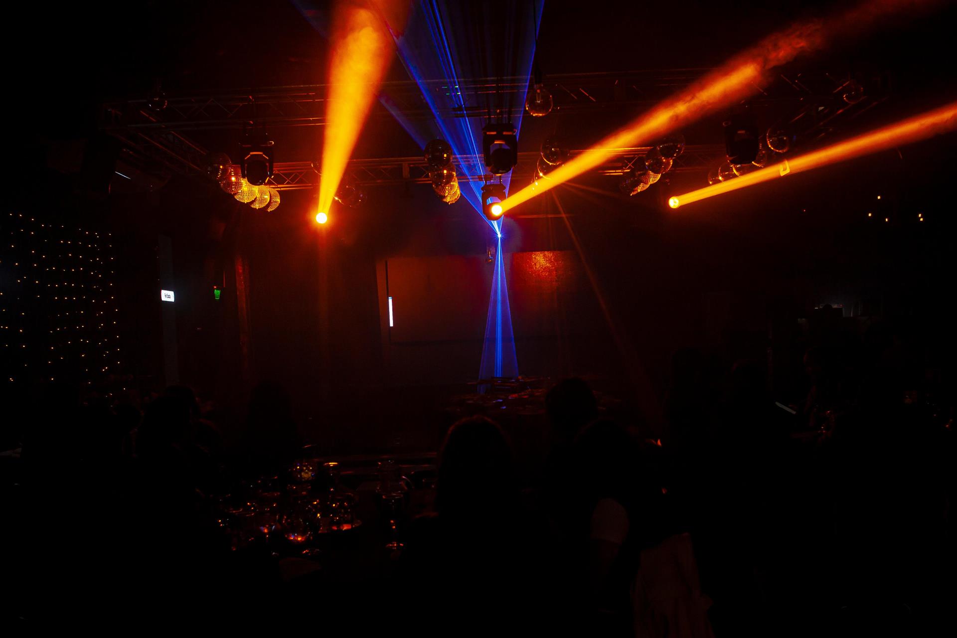 Haces de luz naranja sobre el salón