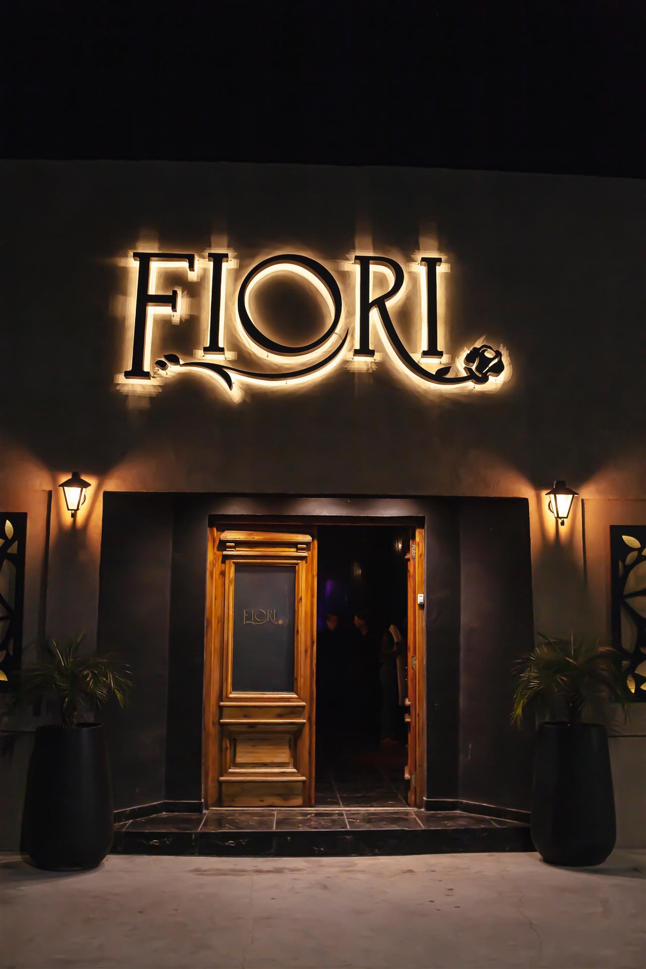 Fachada de Fiori con cartel iluminado
