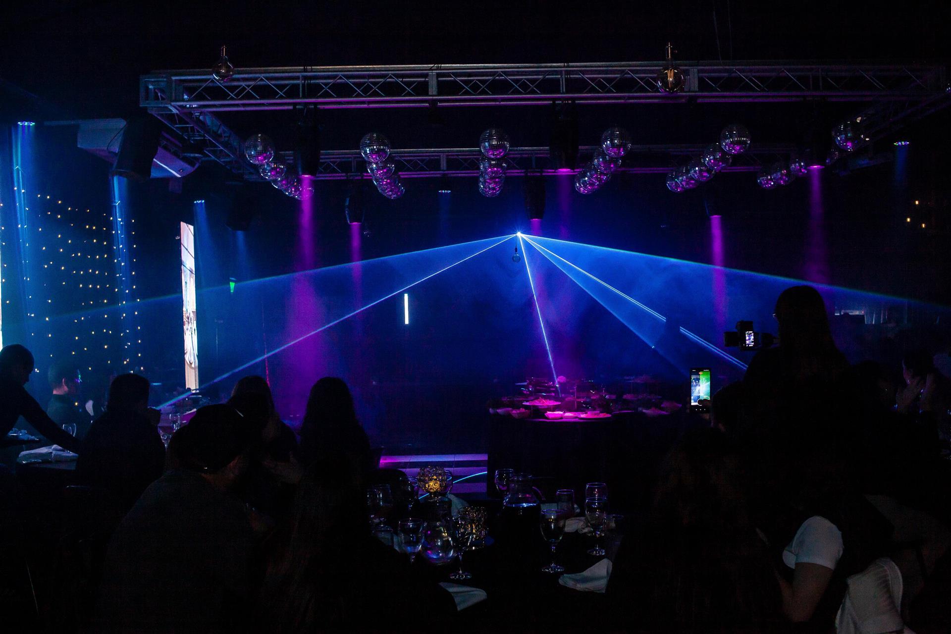 Iluminación azul durante un evento