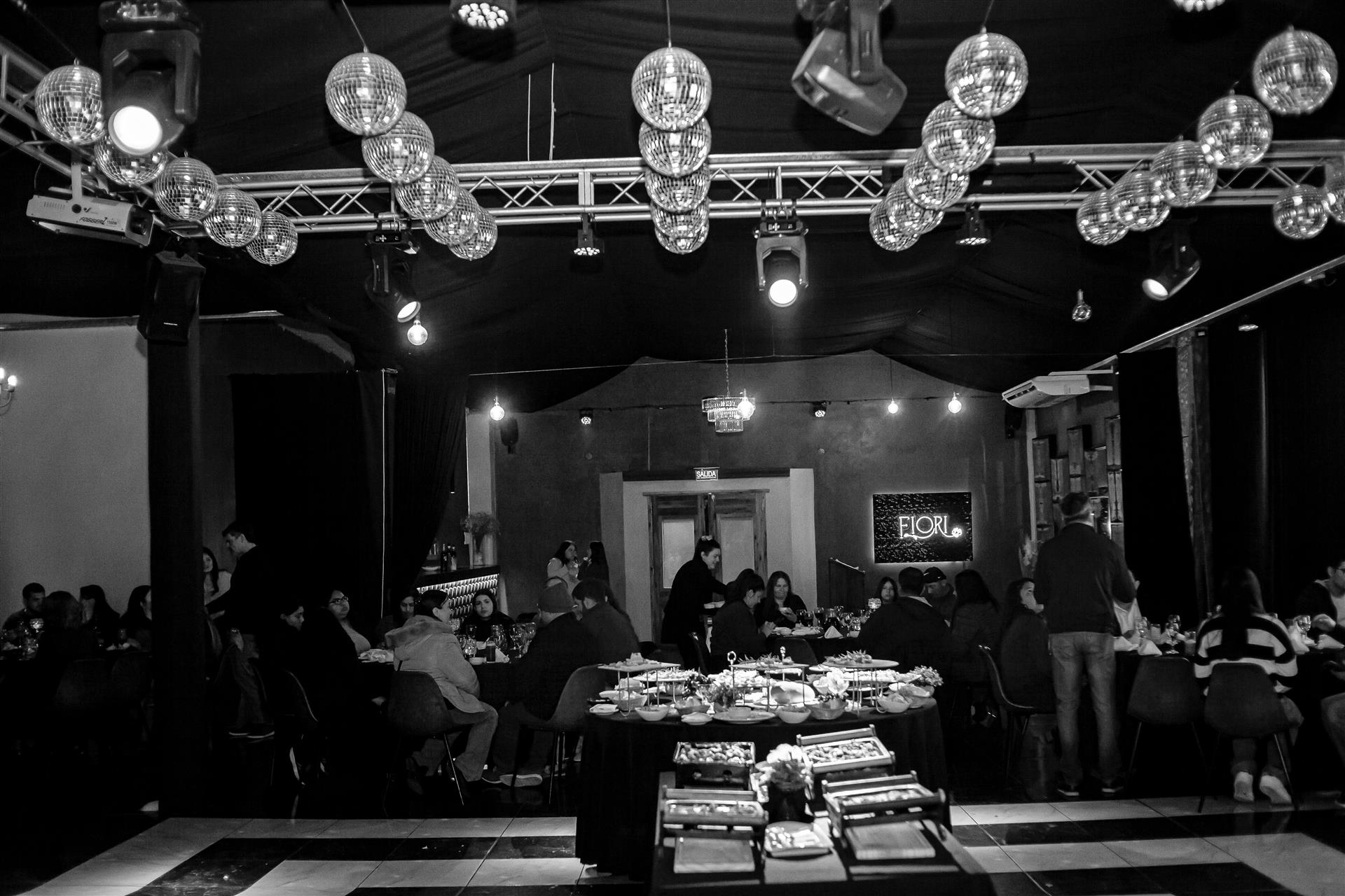 Vista del salón durante un evento en blanco y negro