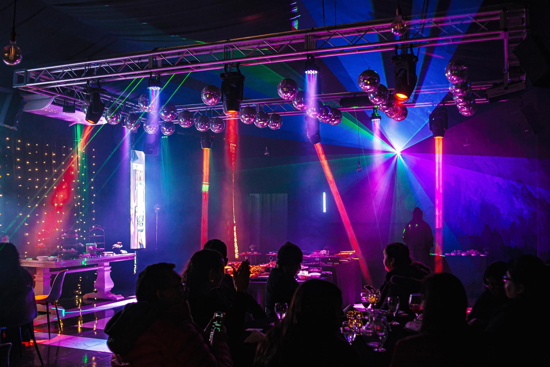 Pista de Fiori con iluminación multicolor durante un evento