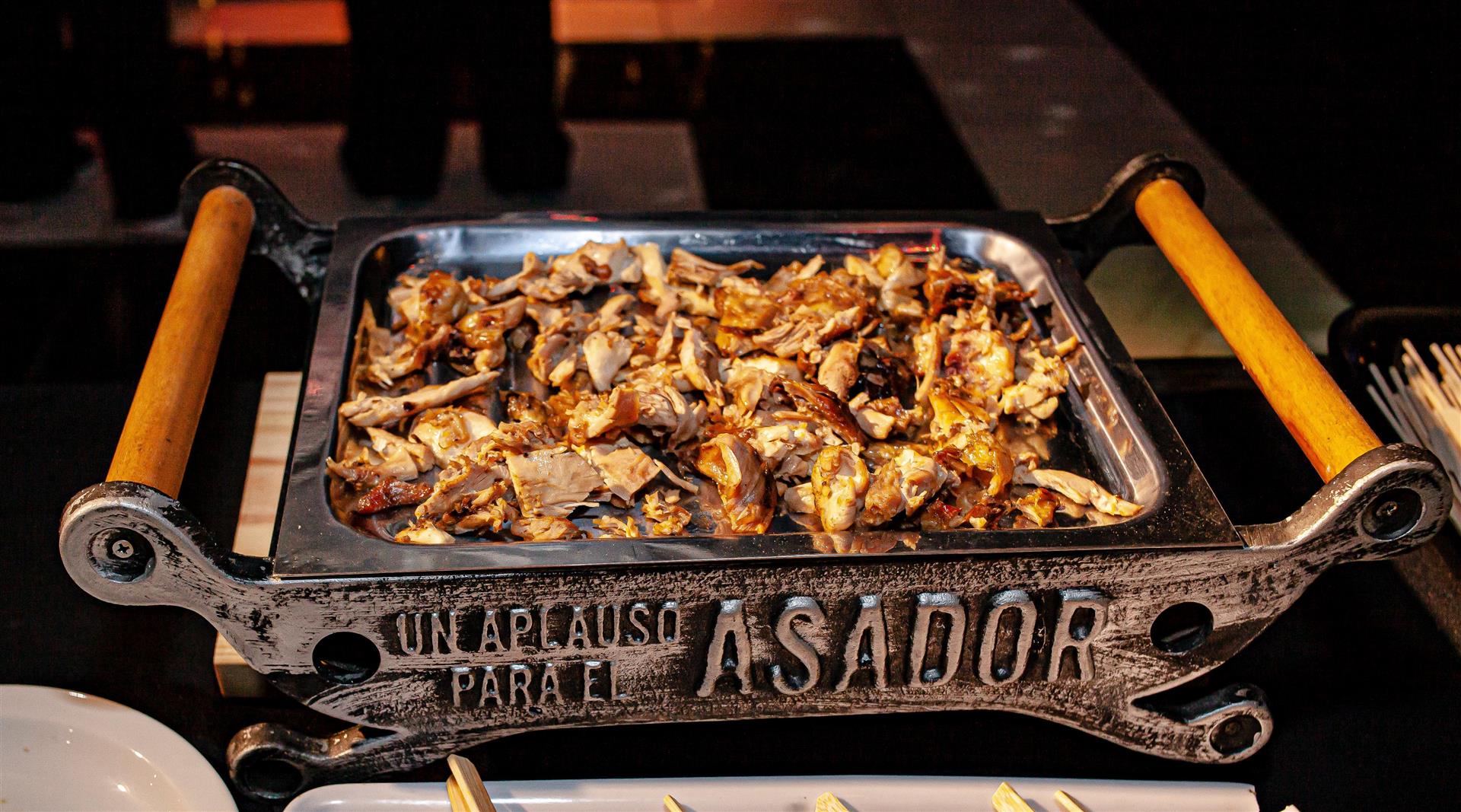 Carne servida en bandeja caliente