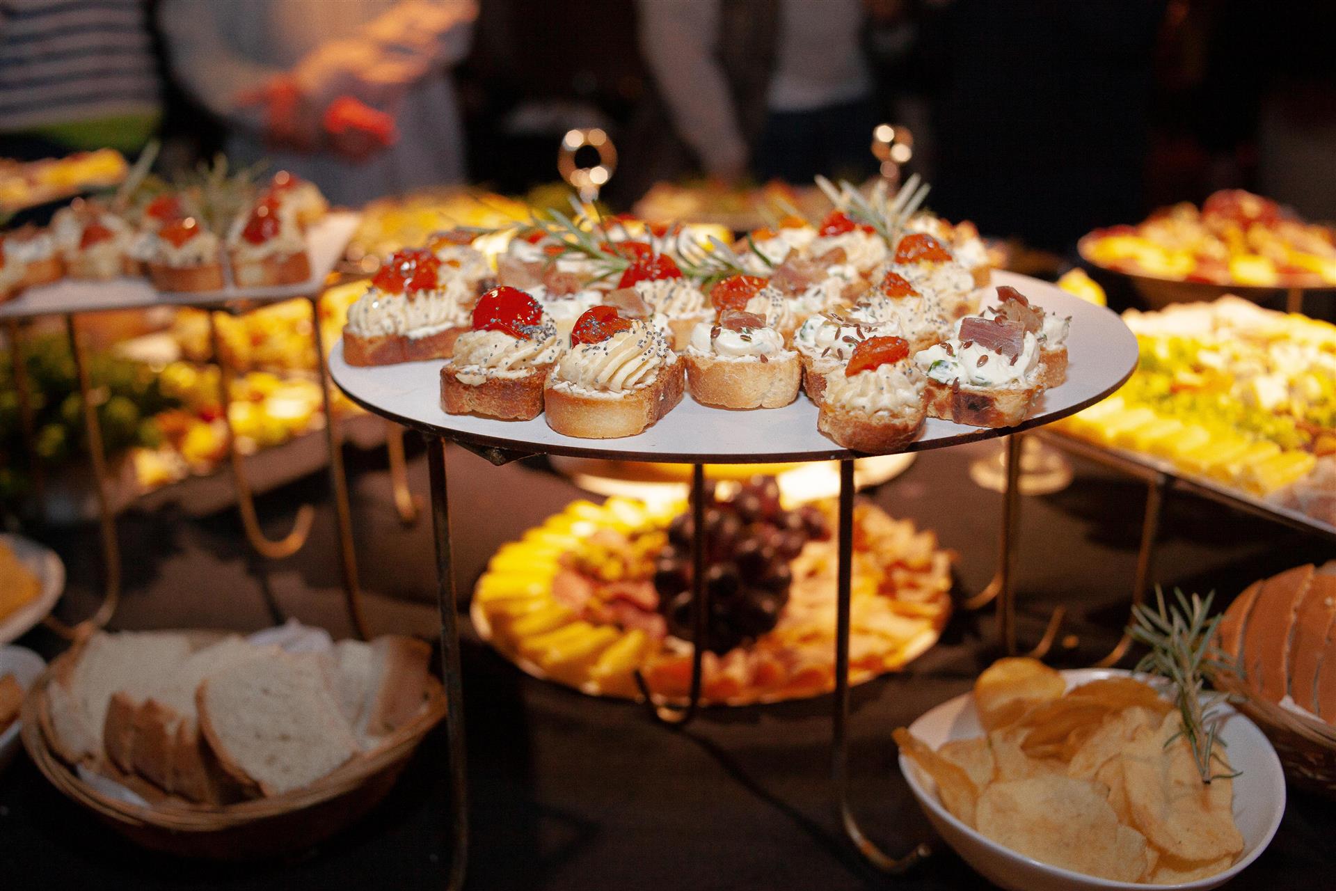 Bocados salados en la mesa de recepción